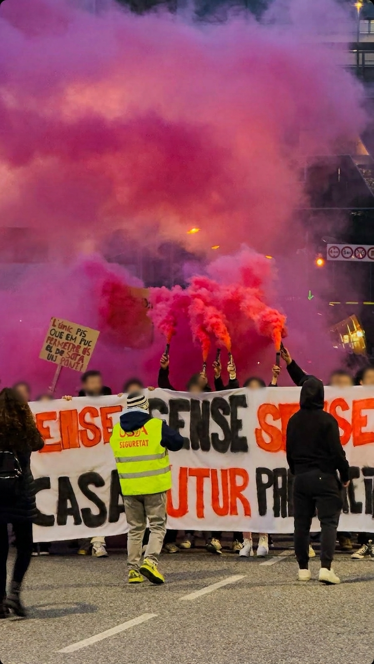 Mobilització del SHA amb fum rosa i una pancarta en defensa del dret a l'habitatge