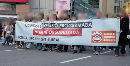 Pancarta de SHA en una manifestació: «Contra l'expulsió programada, gent organitzada»